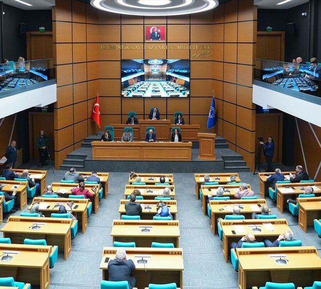 Üsküdar Belediye Meclisinde, belediye başkanına borçlanma yetkisi verilmesi teklifi tartışıldı