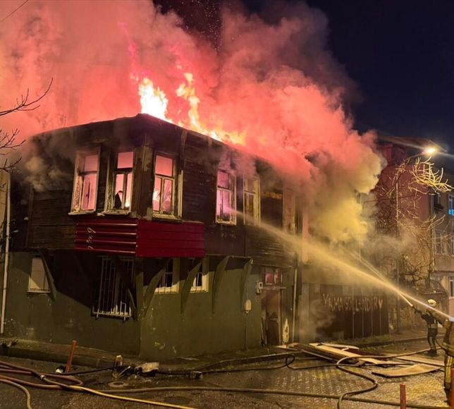 Üsküdar'da 2 metruk binada çıkan yangın söndürüldü