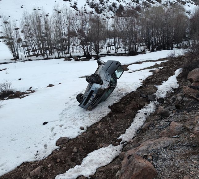 Van'da şarampole devrilen otomobildeki 3 kişi yaralandı