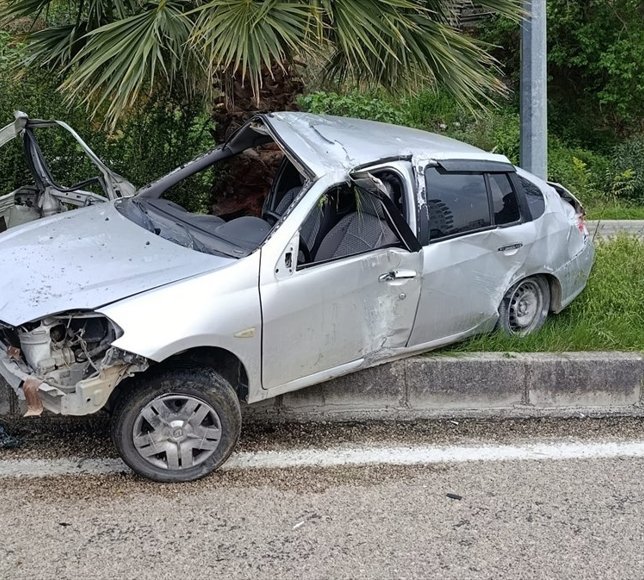 Adana'da refüjdeki ağaçlara çarpan otomobildeki 3 kişi yaralandı