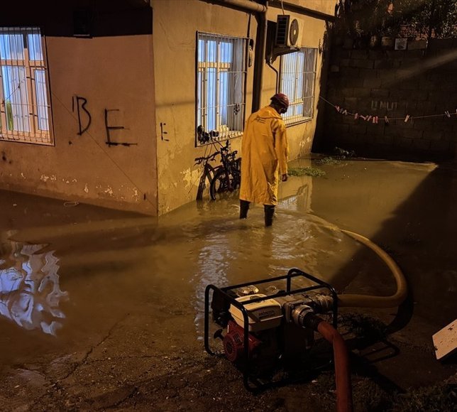 Adana'da sağanak hayatı olumsuz etkiledi