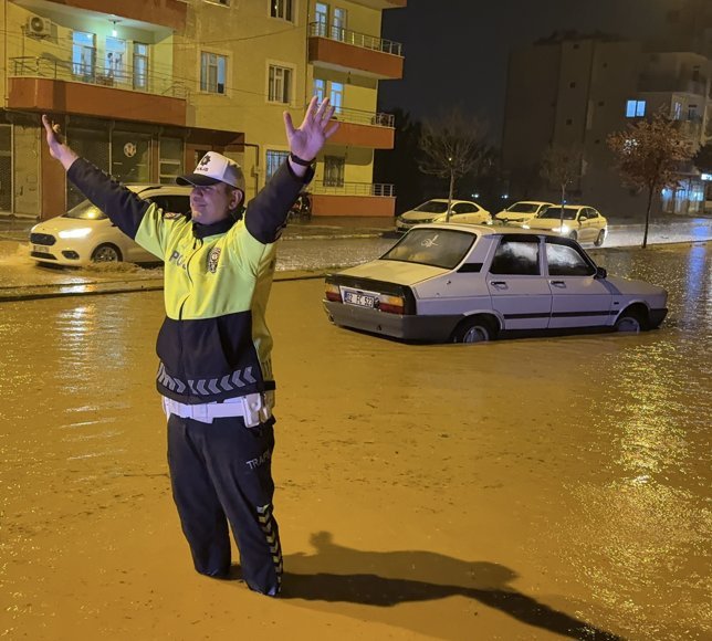 Adıyaman ve Kilis'te sağanak hayatı olumsuz etkiledi