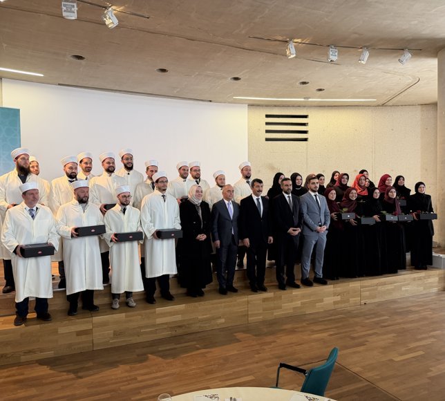 Almanya'da DİTİB'in eğittiği din görevlileri düzenlenen törenle cübbelerini giydi