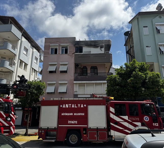 Antalya'da apartman dairesinde çıkan yangın söndürüldü