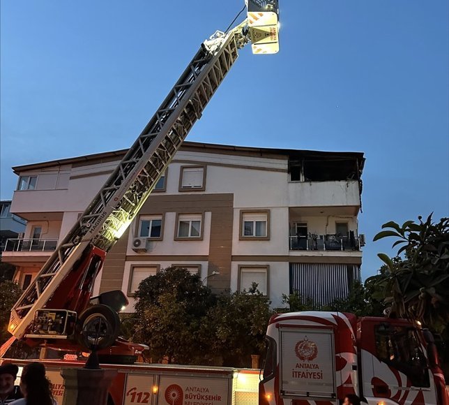 Antalya'da bir apartmanın çatı katında çıkan yangında 2 kişi dumandan etkilendi