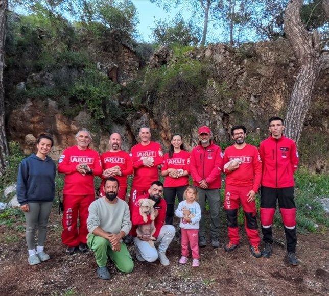 Antalya'da yarığa düşen köpek ve 6 yavrusu kurtarıldı