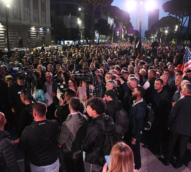 Arnavutluk'ta hükümetin istifasını isteyen muhalefetin gösterileri sürüyor