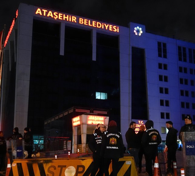 Ataşehir Belediyesine yönelik operasyonda 18 şüpheli gözaltına alındı