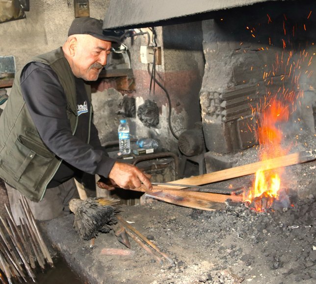 Ateşin başında 61 yıldır demire şekil veriyor