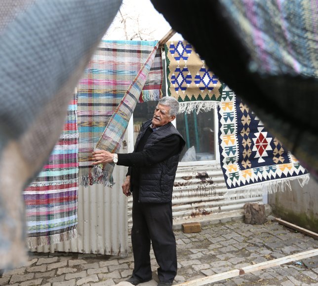 Atölyeye çevirdiği evinin garajında eşiyle atık kumaşları kilime dönüştürüyor