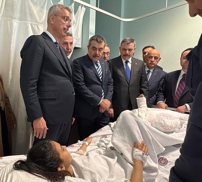 Bakanlar Kahramanmaraş'taki silahlı saldırıda yaralananları ziyaret etti