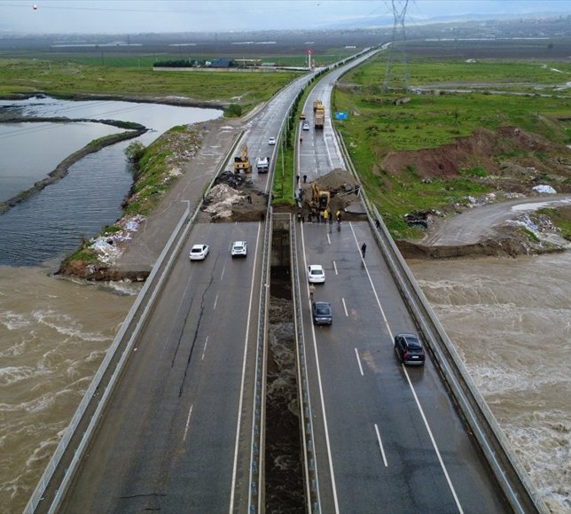 Batman'da sağanak nedeniyle çökme meydana gelen kara yolu ulaşıma kapatıldı