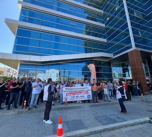 Bayraklı Belediyesinde görevli memurlar TİS anlaşmazlıkları için eylemde