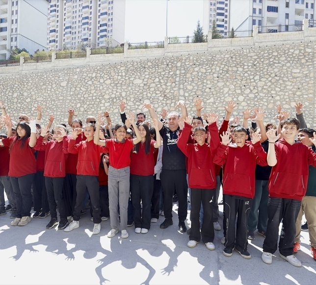 Beşiktaş gönüllüleri, Malatya'da depremzede öğrencilere forma hediye etti