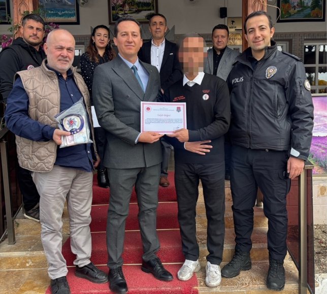 Bilecik'te hükümlü garson sayesinde bulunan 53 bin 600 lira sahibine teslim edildi