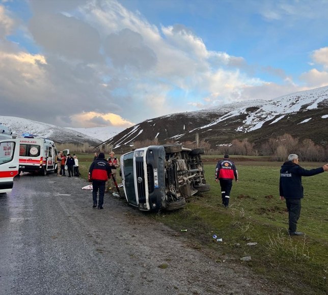 Bitlis'te minibüsün devrilmesi sonucu 11 kişi yaralandı