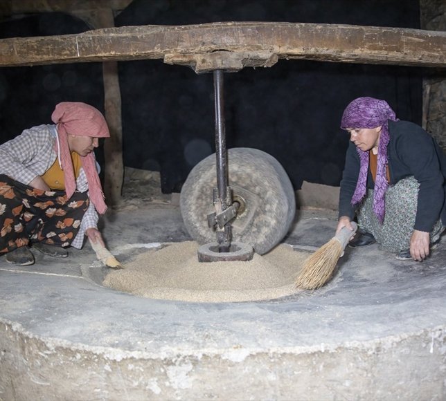 Bitlis'te su değirmeninin çarkı yaklaşık 2 asırdır dönüyor