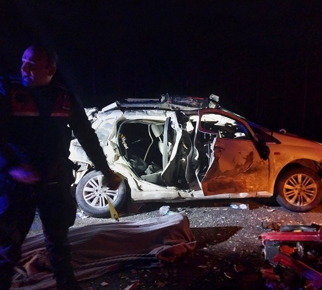 Burdur'da otomobil ile kamyonun çarpıştığı kazada 1 kişi öldü, 5 kişi yaralandı