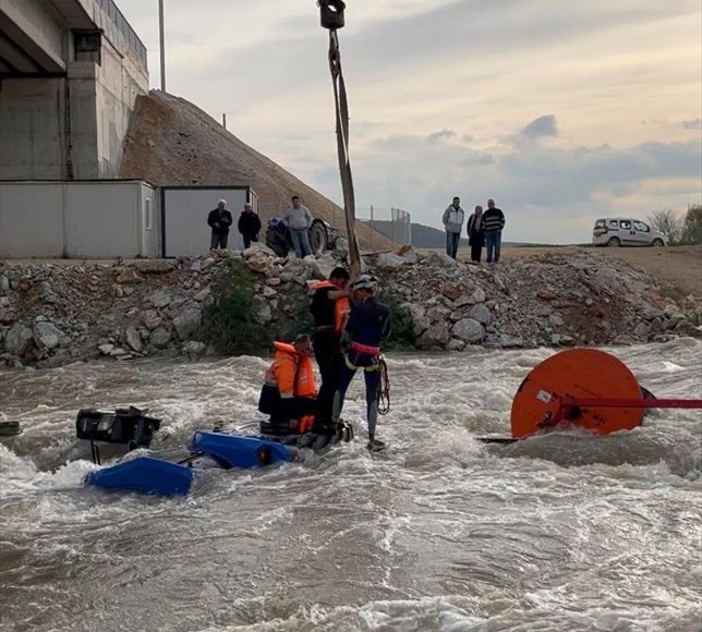 Bursa'da dereden geçirilmeye çalışılan traktör devrilince suda mahsur kalan 10 işçi kurtarıldı