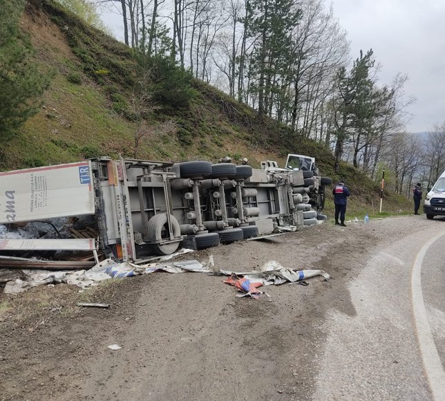 Bursa'da devrilen tırın sürücüsü yaralandı