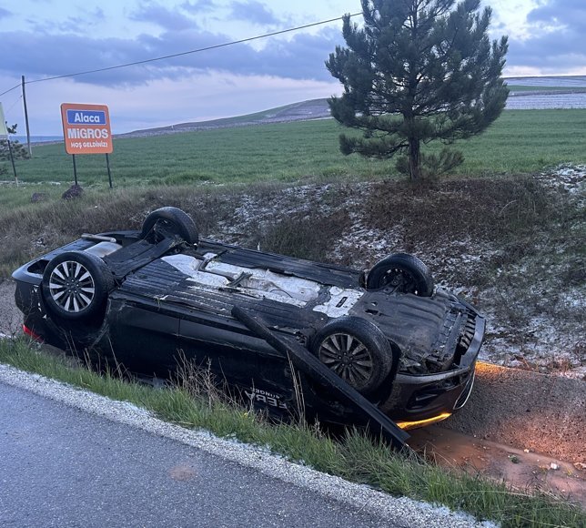 Çorum'da peş peşe meydana gelen iki trafik kazasında 1 kişi öldü, 3 kişi yaralandı