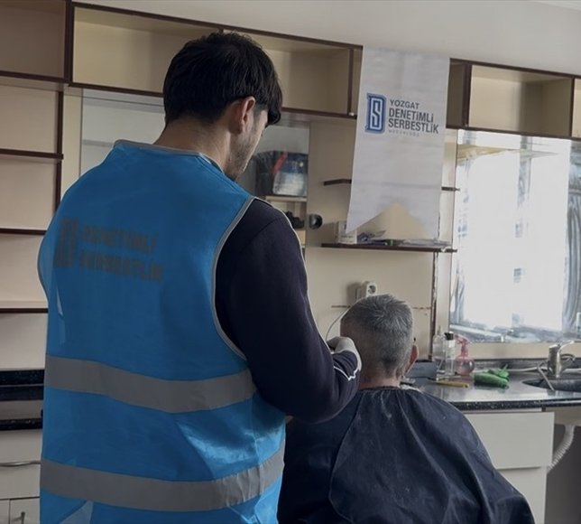 Denetimli serbestlik yükümlüsünden huzurevi sakinlerine gönüllü berberlik hizmeti