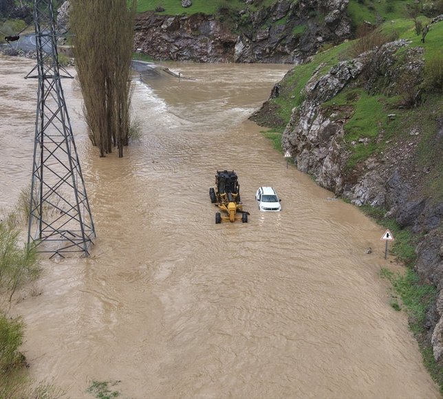 Derenin taşması sonucu su altında kalan Şemdinli-Derecik kara yolu dronla görüntülendi