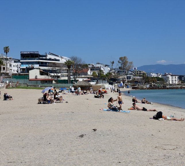 Didim'de sıcak havayı fırsat bilenler denizde yüzdü