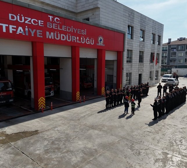 Düzce'de iki kardeşin itfaiyeci olma hayali bir günlüğüne gerçeğe dönüştü
