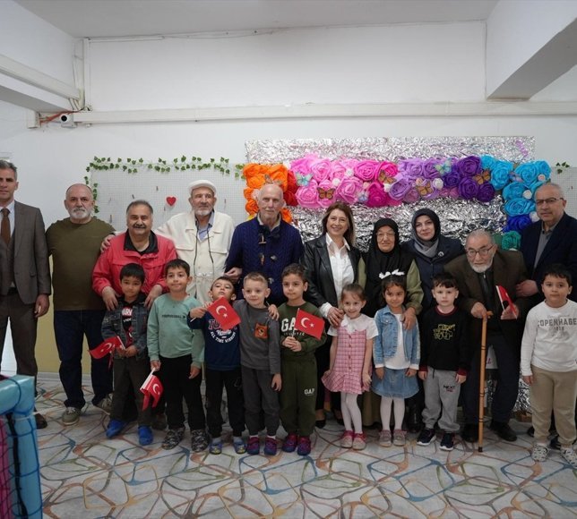 Düzce'de yaşlılardan anaokulu öğrencilerine '23 Nisan' ziyareti
