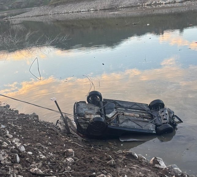 Elazığ'da baraj gölüne düşen otomobilin sürücüsü yaralandı