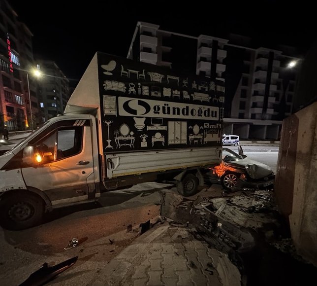 Elazığ'da kamyonet ile otomobilin çarpıştığı kazada 5 kişi yaralandı