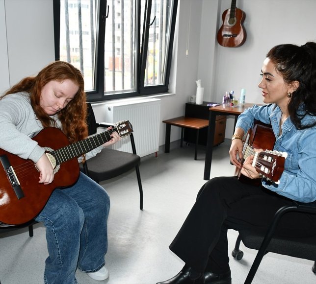 Engelli Aktif Yaşam Merkezi'nde özel bireyler el becerilerini geliştirerek sosyalleşiyor