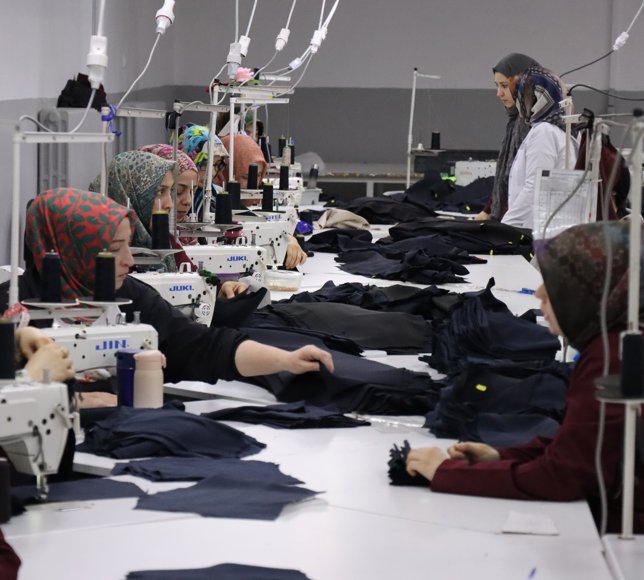 Erzincan'da kurulu tekstil atölyesi kadınların emek gücüyle adeta fabrikaya dönüştü
