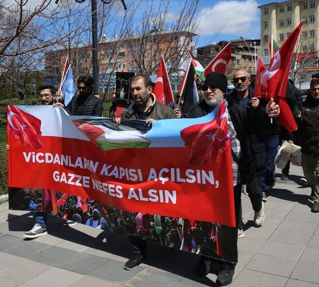 Erzurum'da sağlıkçılar Gazze için sessiz yürüyüşlerini 128. haftada sürdürdü