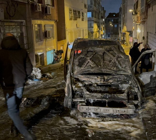 Fatih'te yanan hafif ticari araç kullanılamaz hale geldi