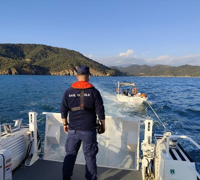 Fethiye açıklarında sürüklenen teknedeki kişi kurtarıldı