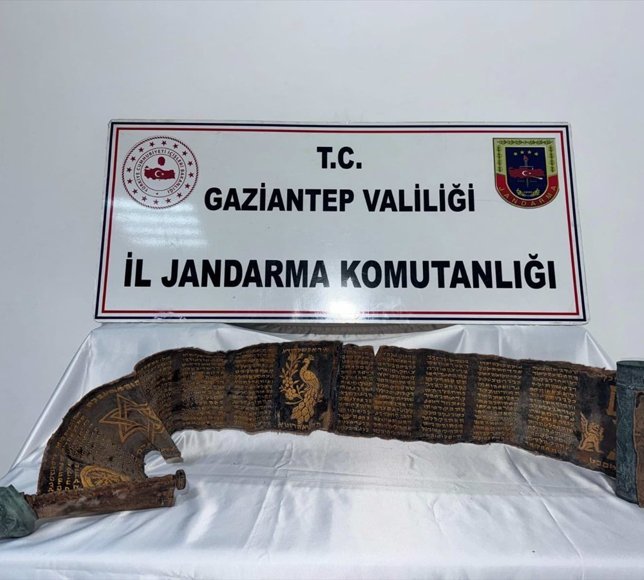 Gaziantep'te piton derisine işlenmiş İbranice altın yazma kitap ele geçirildi