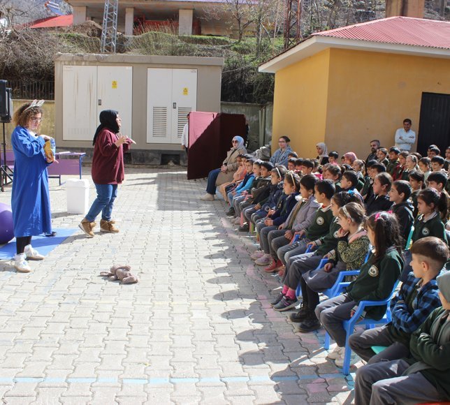 Gönüllüler sınırın sıfır noktasında çocuklar için sahne aldı