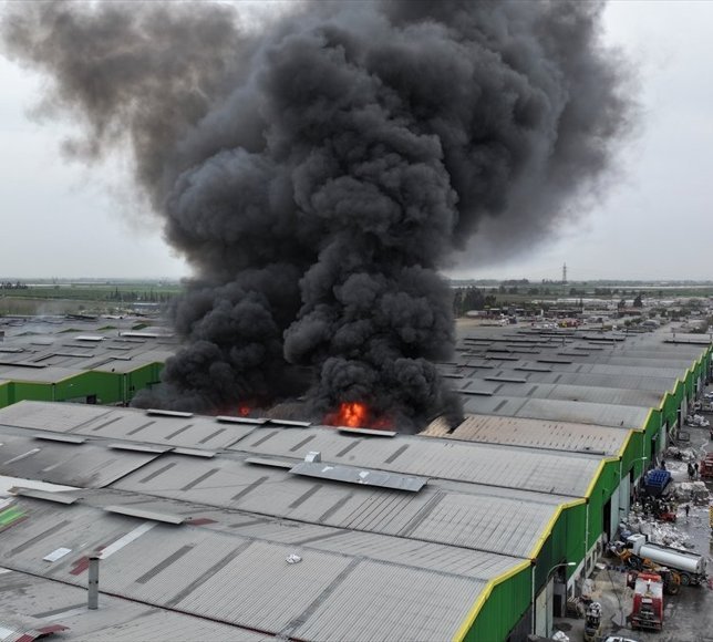 GÜNCELLEME - Adana'da geri dönüşüm tesisinde çıkan yangına müdahale ediliyor