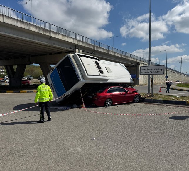 GÜNCELLEME - Bartın'da belediye halk otobüsünün otomobilin üzerine devrildiği kazada 46 kişi hastaneye kaldırıldı
