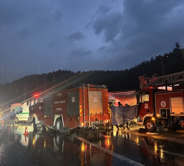 GÜNCELLEME - Burdur'da minibüsle tırın çarpışması sonucu 7 kişi öldü, 3 kişi yaralandı