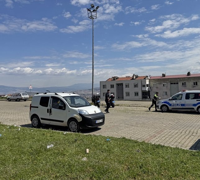 GÜNCELLEME - İzmir'de araçta kadını silahla öldüren kişi intihar etti