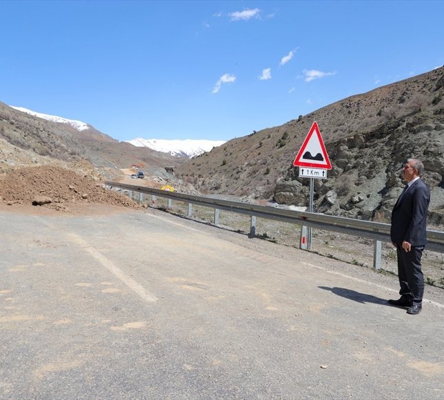 Hakkari Valisi Taşyapan, Hakkari-Van kara yolundaki heyelan bölgesinde incelemelerde bulundu: