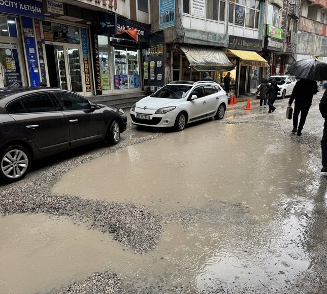 Hakkari'de sağanak hayatı olumsuz etkiledi