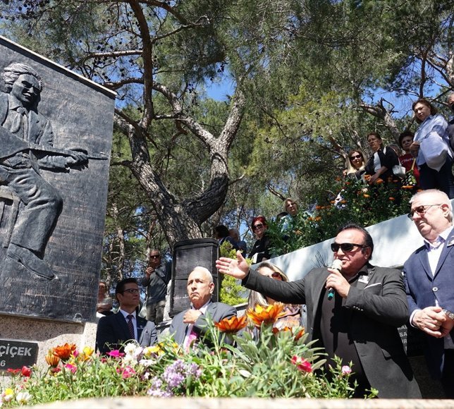 Halk ozanı Ali Ekber Çiçek vefatının 20. yılında kabri başında anıldı