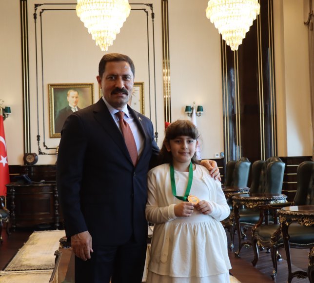 Hatay Valisi Masatlı, Uluslararası İngilizce Olimpiyatı'nda 3'üncü olan şehit kızını ağırladı