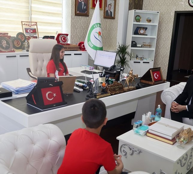 Iğdır Üniversitesinde rektörlük koltuğuna oturan çocuklardan 'Kartal Dansı' performansı