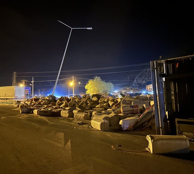 Isparta'da devrilen saman yüklü tırın sürücüsü yaralandı