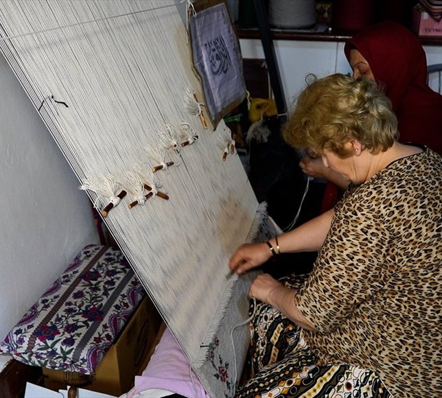 Isparta'daki sanat evinde kadınlar hem meslek sahibi oluyor hem kazanç elde ediyor